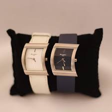 Alain Frederic Paris A521 Vintage Beyaz Lacivert Deri Kordon Celik Kasa Orijinal Etiketli Ve Calisir Durumda Bayan Kol Saati In 2020 Accessories Jewelry Bangles