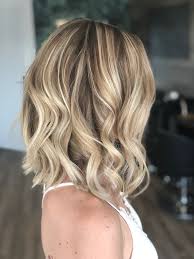Carre Plongeant Mi Long Blond Polaire Wavy Instagram Celine Be Coupe Carre Plongeant Long Coupe Carre Plongeant Coiffure Carre Long