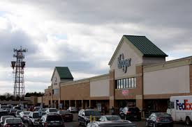 If you work 40 hours per week and 50 weeks per year, you will make an annual salary of $30,000 if you make 15 per hour. Kroger To Raise Average Hourly Wage To 16 By End Of The Year