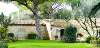 Située au calme dans un domaine sécurisé, cette propriété a été entièrement rénovée. Agence Immobiliere Grimaud Maisons Villas Appartements Jager Immobilier