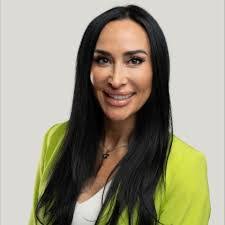 Gillian Plummer's Instagram, Twitter & Facebook