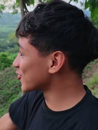 Desafío de Dylan: Lanzando piedras al volcán en San Vicente