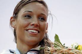 Lolo jones was seconds away from winning the gold medal in the 100m hurdle finals at the beijing 2008 summer olympics when she clipped the second to the last hurdle and ended up finishing a. Fotostrecke Lolo Jones Fahrt Bob Von Der Tartanbahn In Den Eiskanal Bild 5 Von 5 Nachrichten Verlagshaus Jaumann