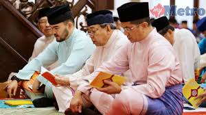 Menurut najib, memang benar apa yang dikatakan bahawa istilah raja dan rakyat berpisah tiada dipegang erat oleh tuanku. Raja Dan Rakyat Berpisah Tiada