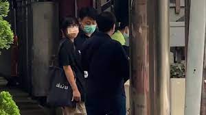 但放棄紀念不可能的。 鄒幸彤決定以個人名義呼籲各界當天在街上燃點燭光自行悼念。 疫情也好，政治壓力也好，鄒幸彤覺得都不是借口。 會因為躲避《國安法》中的駭人條款放棄那些港人耳熟能詳的支聯會六四口號嗎？ 鄒幸彤說， 不會。 Pakf4tmbhnx1nm