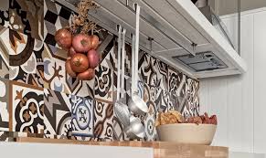 Kunststofffolie verfügt über eine selbstklebende rückseite und kann so recht einfach angebracht werden. Kuchenabverkauf Blog Details