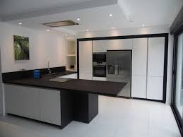 Cuisine En Laquee Blanc Brillant Cuisine Sans Poignee Hotte Integree Au Fond Plafond Mobilier De Salon Fond Plafond Hotte Integree