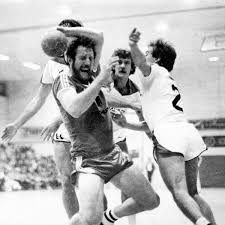 Man sieht, wie er ins telefon spricht. Felsberger Handball Legende Franz Wagner Wird 70 Eine Wurdigung Sport Kassel