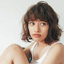 今っぽいソバージュヘアとは ナチュラル派に似合うボブ ショートスタイル集 キナリノ ヘアスタイリング カラフルヘア ショート パーマ 40代