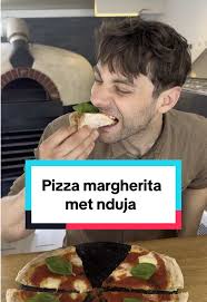 Pizza Margherita met Pittige Nduja: Proef de Lente!