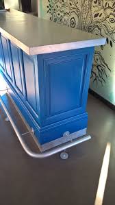 Un Detail Du Comptoir Repeint Zinc Sur Le Plateau Et La Plinthe Repose Pieds Arrondi Pour Plus D Ampleur Bar Countertops Countertops Mediterranean Homes