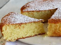 Huilez et farinez un moule à manqué. Gateau A La Noix De Coco Et Au Yaourt Au Thermomix Plat Et Recette