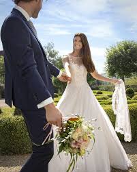 Wie lang darf die schleppe sein? Hoku Mit Schleppe Hochzeit De