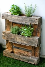 Gartendeko Basteln Naturmaterialien 35 Beispiele Wie Sie Den Garten Aufpeppen Diy Holz Palettenholz Diy Paletten