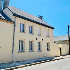 Cette partie du ravalement de façade en pierre de taille est un travail minutieux et précis. Refection De Facades Maison Champagne Reims