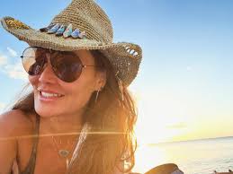 🎶 Dreams come true in blue Hawaii…