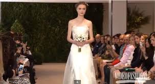 Es entwirft mode und accessoires für damen sowie parfüms und brautkleider. Die Neuen Brautkleider Spring 2014 Runway Shows Carolina Herrera Hochzeitsblog I Brautsalat