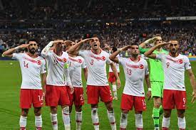 Pourquoi suivre un match de foot en direct ? France Turquie Les Joueurs Turcs Ont A Nouveau Fait Un Salut Militaire