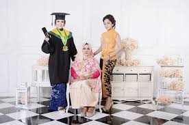 Check spelling or type a new query. 25 Ide Foto Wisuda Tomy Damara Di 2021 Wisuda Foto Keluarga Ide Wisuda