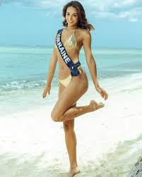 Depuis les années 1940, les miss des différentes régions françaises doivent se plier au défilé en maillot de bain lors de la cérémonie. Photos Officielles Miss France Emma Virtz Election Miss Lorraine
