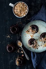 Donuts Au Chocolat Et Pralin Food Food Photography Dark Food Photography