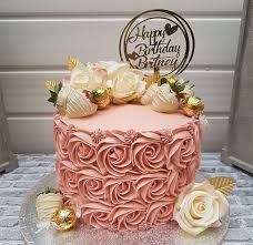 Cuando pensamos en cumpleaños, inmediatamente pensamos en el pastel de cumpleaños ya que no puede haber fiesta de cumple sin pastel y esto aplica perfectamente para los cumpleaños de mujer, es por eso que en este artículo vamos a dedicarnos a revisar algunas ideas de pasteles de cumpleaños para fiesta de mujer. Tortas Con Motivos