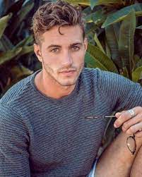 20 Lovely Haircuts Ideas For Men That Looks Elegant Elegant Frisurenmanner Haircuts Ideas Love Haircuts For Curly Hair Curly Hair Men Curly Hair Styles
