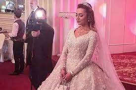 Stevens sie hatte eine schwere kindheit und arbeitete hart, um ihren traum vom job als chirurgin verwirklichen zu können. Abrechnung So Teuer War Die Russische Milliarden Hochzeit Gala De