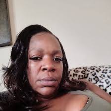 How to manage households with more than 3 Sims in The Sims 4?