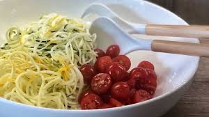 Die Deutschen Lieben Zucchini Und Verzehren Pro Kopf Und Jahr Durchschnittlich Fast Zwei Kilo Davon Das Tolle Ist Je Mehr Zucchini Rezepte Lebensmittel Essen