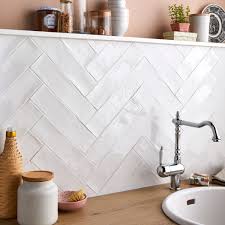 Leroy merlin, pioneer firm of adeo group, offers diy and professional solutions for home improvement projects, from renovations and extensions to decoration . Carrelage Mur Forte Uni Blanc Brillant L 7 5 X L 30 Cm Bakerstreet Leroy Merlin