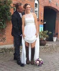 Zwischen Tull Und Tranen Braut Lena Ganz Schon Keck Ihr Kleid Kommt Von So Schon Aus Bosau Facebook