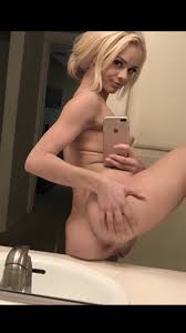 Petite Mirror Selfie Porn Pic - EPORNER