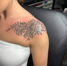 The term shoulder referring to the area from the flat shoulder blade on the back to the area just below the collar bone. Updated 65 Graceful Shoulder Tattoos For Women August 2020