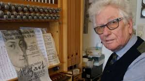 Roland Weiss (77) dirigiert Aufführung von Mozarts Requiem — Orgelaushilfe  bei etlichen Gottesdiensten: Musikalischer Nothelfer im Stress