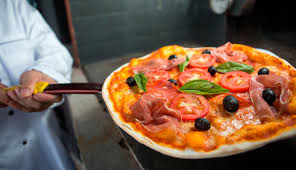 By lifting up the pizza to peek underneath, you can make sure the bottom has browned. Stirbt Die Typisch Italienische Pizza Aus News At