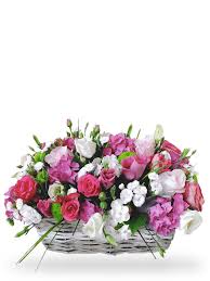 Piccolo vaso bianco con una semplice texture punteggiata. Composizione Floreale In Cesto Di Vimini Con Rose Rosa Lisianthus Bianchi E Fiorellini Misti