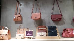 Ikuti jaringan yang menggunakan sistem online. Sophie I Am Paris I Am Fashion Meluncurkan Katalog Baru Lebih Simple