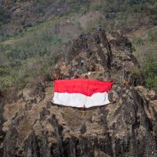Camping ground puncak gunung bendera mojokbar. Pengibaran Bendera Merah Putih Di Puncak Bukit Gunung Sepikul