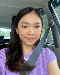 Berikut merupakan kumpulan foto reva sedang senyum kalau ….. Isi titik2  diatas, kalo betul dikasih hadiah😚😏😌