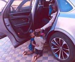 Shepherd huxley bushiri, conocido como el mayor 1, es un autoproclamado profeta y predicador cristiano es además orador motivacional, escritor y hombre de negocios de malawi. Prophet Bushiri Shares Photo Of His Two Daughters Kneeling Before Him Prophet Photo Two Daughters