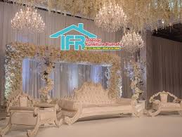 Dapat dilakukan dengan memodifikasi background dengan kombinasi ornamen spon atau cermin. Gebyok Dekorasi Pengantin Wedding Decorations Interior Furniture Backdrops