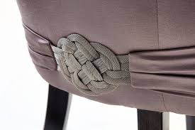 Tekli Koltugun Can Alici Kismi Tasarim Butunlugunu Tamaliyor Dikis Tasarim Koltuklar