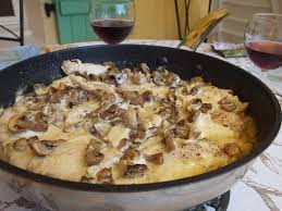 Poulet A La Forestiere Sauce Au Vin Blanc Et Champignons 8buzz Alimentation Sauce Au Vin Recette Poulet