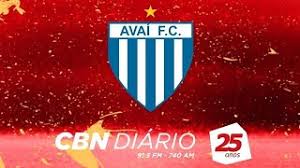 Avaí (3°) x coritiba (1°) jogando neste instante e nenhum (zero) jogador em campo de cabelo pintado de loiro. 3rkghw El5whpm