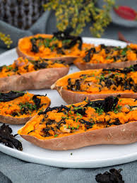 Une Recette Vegan Et Sans Gluten De Patates Douces Roties Au Four Avec Des Champignons Trompettes De La M Recette Patate Douce Recettes De Cuisine Idee Recette