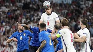 Apabila ada bola yang keluar lapangan, maka salah satu tim akan membawa bola tersebut dan akan melemparkannya ke dalam. Mengenal 5 Eksperimen Fifa Untuk Ubah Sistem Permainan Sepak Bola 1 Babak Cuma 30 Menit Lemparan Ke Dalam Dihapuskan Dunia Bola Com