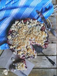 Schäle den rhabarber und wasche die erdbeeren. Rezept Veganer Rhabarberkuchen Mit Pudding Und Streuseln