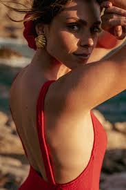 Discover "BATH TIME" with the Trani 1-piece swimsuit