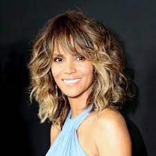 Halle Berry S Hair Is Way Blonder Now Halle Berry Hairstyles Hair Styles Easy Hairstyles For Medium Hair